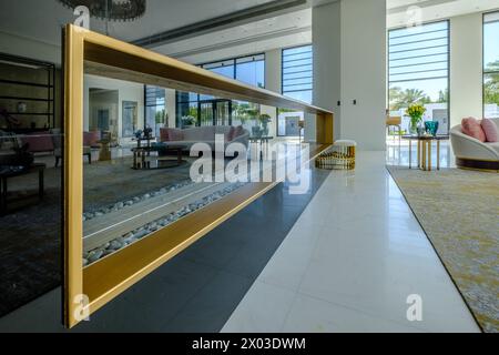 HAMALA, BAHRAIN - 2 MARZO 2019: Dettaglio del caminetto in una vista interna dell'ingresso e dello spazio abitativo di una lussuosa villa mediorientale develo Foto Stock