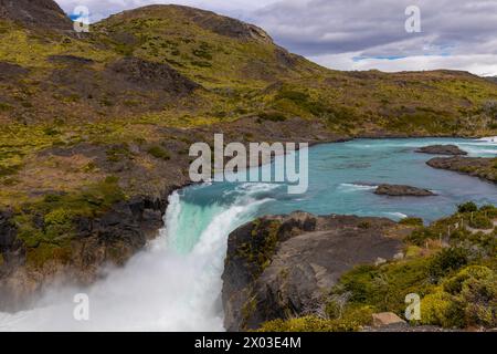 Torres del Paine Cordillera massiv in Patagonia, Cile. Montagne delle Ande bellissimo paesaggio in una giornata di sole con nuvole. Trekking in Patagonia cilena Foto Stock