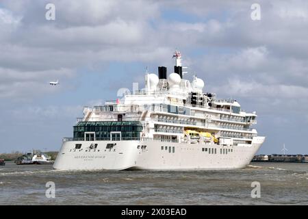 La nave SILVER ENDEAVOR della Silversea Cruises si dirige lungo il Tamigi alla fine della sua visita inaugurale a Greenwich, Londra Foto Stock