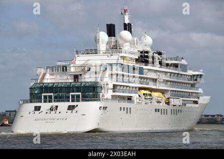 La nave SILVER ENDEAVOR della Silversea Cruises si dirige lungo il Tamigi alla fine della sua visita inaugurale a Greenwich, Londra Foto Stock