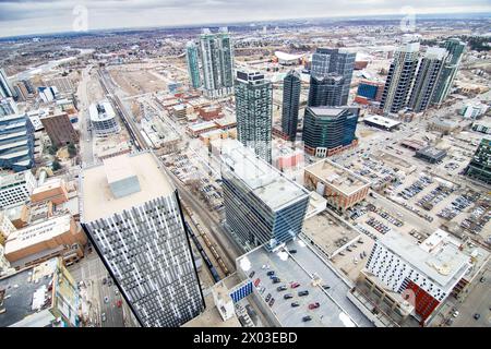 Calgary, Alberta Canada, 3 aprile 2024: Air Wide Angle Shot of Downtown Cityscape con diverse auto parcheggiate nei parcheggi e popolari attrazioni turistiche Foto Stock