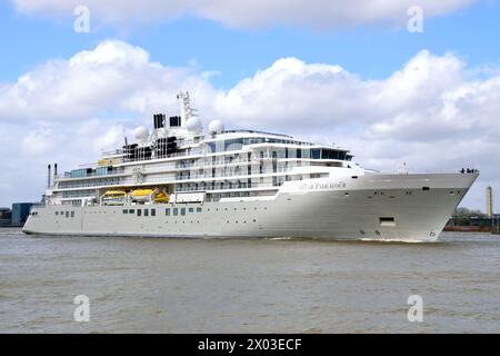 La nave SILVER ENDEAVOR della Silversea Cruises si dirige lungo il Tamigi alla fine della sua visita inaugurale a Greenwich, Londra Foto Stock