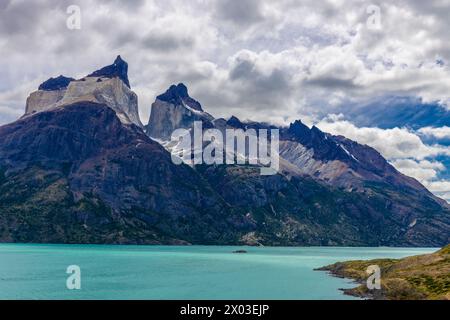 Torres del Paine Cordillera massiv in Patagonia, Cile. Montagne delle Ande bellissimo paesaggio in una giornata di sole con nuvole. Trekking in Patagonia cilena Foto Stock