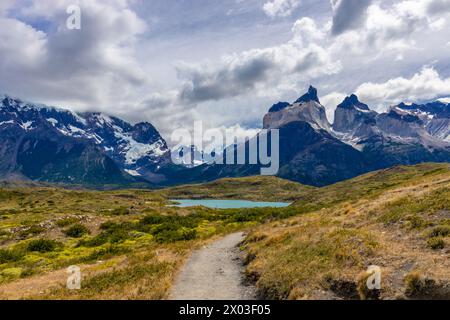 Torres del Paine Cordillera massiv in Patagonia, Cile. Montagne delle Ande bellissimo paesaggio in una giornata di sole con nuvole. Trekking in Patagonia cilena Foto Stock