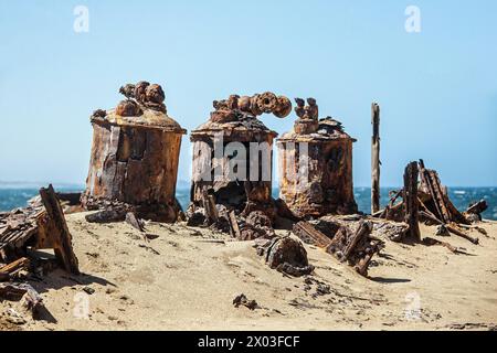 Resti arrugginiti dell'impianto di desalinizzazione presso il Bogenfels Rock Arch in Namibia. Foto Stock