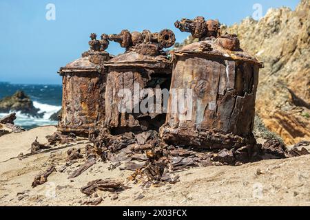 Resti arrugginiti dell'impianto di desalinizzazione presso il Bogenfels Rock Arch in Namibia. Foto Stock