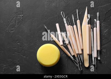 Set di diversi strumenti per la lavorazione dell'argilla e spugna in ceramica Foto Stock