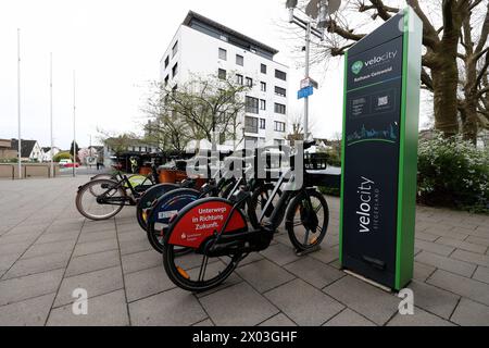 Velocity Siegerland. Elektro Fahrraeder Fahrräder, e Bikes stehen am Rathaus in Geisweid und werden an der dafuer dafür vorgesehenen Ladestation geladen. E Bikes im Siegerland AM 09.04.2024 a Siegen/Deutschland. *** Biciclette elettriche Velocity Siegerland , biciclette elettriche , biciclette elettriche sono parcheggiate presso il municipio di Geisweid e sono addebitate presso la stazione di ricarica prevista a tale scopo biciclette elettriche a Siegerland il 09 04 2024 a Siegen Germania Foto Stock