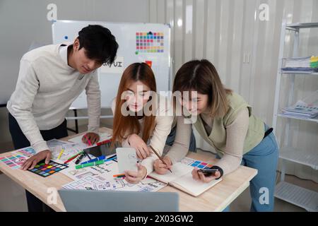 Brainstorming team di creativi graphic designer per il Web. I designer creativi presentano l'interfaccia utente ux al team. Riunione di lavoro del team di progettisti in ufficio Foto Stock