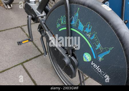 Velocity Siegerland. Elektro Fahrraeder Fahrräder, e Bikes stehen am Rathaus in Geisweid und werden an der dafuer dafür vorgesehenen Ladestation geladen. E Bikes im Siegerland AM 09.04.2024 a Siegen/Deutschland. *** Biciclette elettriche Velocity Siegerland , biciclette elettriche , biciclette elettriche sono parcheggiate presso il municipio di Geisweid e sono addebitate presso la stazione di ricarica prevista a tale scopo biciclette elettriche a Siegerland il 09 04 2024 a Siegen Germania Foto Stock