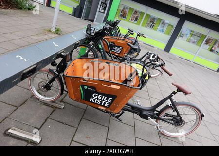 Velocity Siegerland. Elektro Fahrraeder Fahrräder, e Bikes stehen am Rathaus in Geisweid und werden an der dafuer dafür vorgesehenen Ladestation geladen. E Bikes im Siegerland AM 09.04.2024 a Siegen/Deutschland. *** Biciclette elettriche Velocity Siegerland , biciclette elettriche , biciclette elettriche sono parcheggiate presso il municipio di Geisweid e sono addebitate presso la stazione di ricarica prevista a tale scopo biciclette elettriche a Siegerland il 09 04 2024 a Siegen Germania Foto Stock