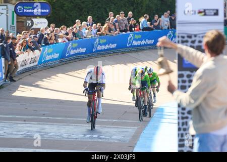 Paris Roubaix Juniors 2024 Un primo e secondo per la Slovenia a Paris Roubaix juniors 1. Jakob Omrzel 2. Erazem Valjavec 3. Axel Van Den Broek Foto Stock