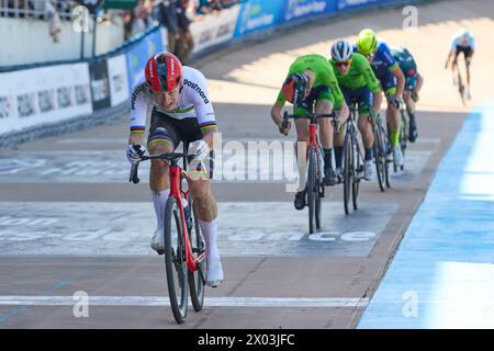 Paris Roubaix Juniors 2024 Un primo e secondo per la Slovenia a Paris Roubaix juniors 1. Jakob Omrzel 2. Erazem Valjavec 3. Axel Van Den Broek Foto Stock