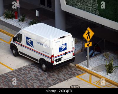 Miami, Florida, Stati Uniti - 6 aprile 2024: Furgone del servizio postale degli Stati Uniti (USPS) parcheggiato in una strada. Foto Stock