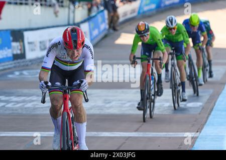 Paris Roubaix Juniors 2024 Un primo e secondo per la Slovenia a Paris Roubaix juniors 1. Jakob Omrzel 2. Erazem Valjavec 3. Axel Van Den Broek Foto Stock