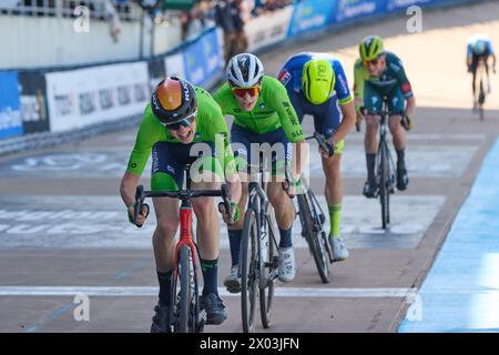 Paris Roubaix Juniors 2024 Un primo e secondo per la Slovenia a Paris Roubaix juniors 1. Jakob Omrzel 2. Erazem Valjavec 3. Axel Van Den Broek Foto Stock