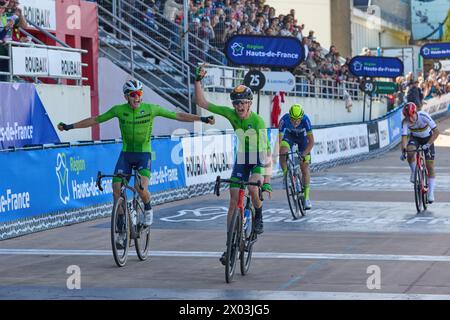 Paris Roubaix Juniors 2024 Un primo e secondo per la Slovenia a Paris Roubaix juniors 1. Jakob Omrzel 2. Erazem Valjavec 3. Axel Van Den Broek Foto Stock