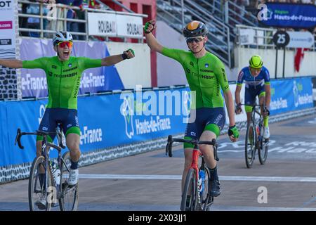 Paris Roubaix Juniors 2024 Un primo e secondo per la Slovenia a Paris Roubaix juniors 1. Jakob Omrzel 2. Erazem Valjavec 3. Axel Van Den Broek Foto Stock