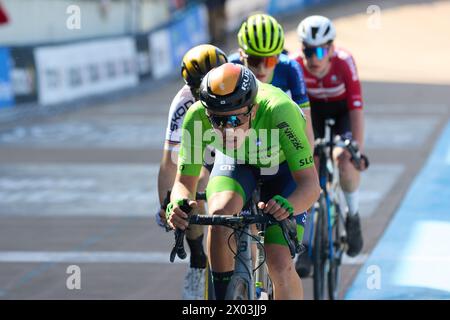 Paris Roubaix Juniors 2024 Un primo e secondo per la Slovenia a Paris Roubaix juniors 1. Jakob Omrzel 2. Erazem Valjavec 3. Axel Van Den Broek Foto Stock