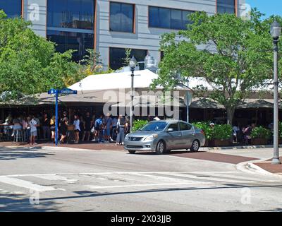 Miami, Florida, Stati Uniti - 6 aprile 2024: Il popolare Greenstreet Cafe a Coconut Grove. Foto Stock
