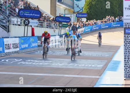 Paris Roubaix Juniors 2024 Un primo e secondo per la Slovenia a Paris Roubaix juniors 1. Jakob Omrzel 2. Erazem Valjavec 3. Axel Van Den Broek Foto Stock