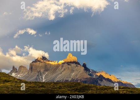 Torres del Paine Cordillera massiv in Patagonia, Cile. Montagne delle Ande bellissimo paesaggio in una giornata di sole con nuvole. Trekking in Patagonia cilena Foto Stock