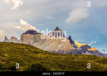 Torres del Paine Cordillera massiv in Patagonia, Cile. Montagne delle Ande bellissimo paesaggio in una giornata di sole con nuvole. Trekking in Patagonia cilena Foto Stock