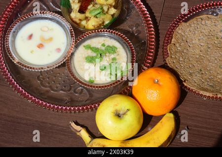 Brat dell'india settentrionale ki thali, ricetta (cibo dopo veloce), sabudana, perla di tapioca (sago) kheer dolce e aspro, patate speziate casalinghe bharesha cheela e Foto Stock