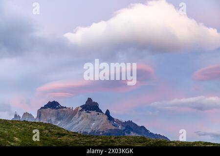 Torres del Paine Cordillera massiv in Patagonia, Cile. Montagne delle Ande bellissimo paesaggio in una giornata di sole con nuvole. Trekking in Patagonia cilena Foto Stock