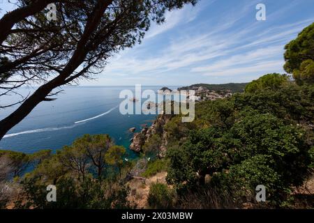 Spiaggia Cala Tossa De Mar bellissimo paesaggio vista mare montagna Foto Stock