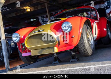 1964 AC Cobra, di Bryant e Franchitti, nel garage del paddock. 2023 Goodwood Revival, Sussex, Regno Unito. Partecipante al RAC TT Celebration. Foto Stock