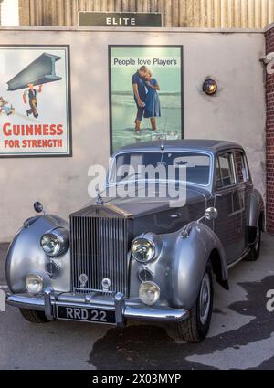 1954 Rolls Royce Silver Dawn Automatic, RRD22, in mostra al Goodwood Revival 2023, Sussex, Regno Unito. Foto Stock