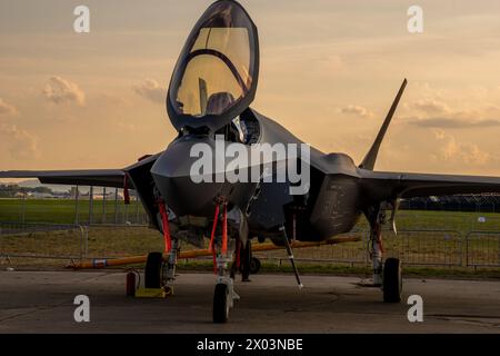 Lockheed Martin F-35A Lightning in preparazione per il volo serale Foto Stock