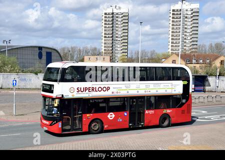 Un autobus a due piani Transport for London (TfL) Superloop 2 (SL2) che arriva al terminal dei traghetti di North Woolwich Foto Stock