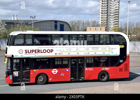 Un autobus a due piani Transport for London (TfL) Superloop 2 (SL2) che arriva al terminal dei traghetti di North Woolwich Foto Stock