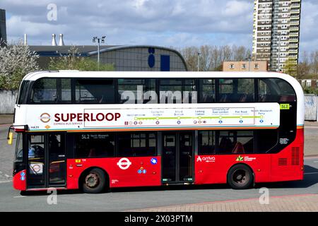 Un autobus a due piani Transport for London (TfL) Superloop 2 (SL2) che arriva al terminal dei traghetti di North Woolwich Foto Stock