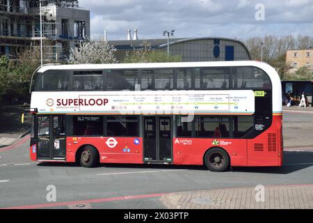 Un autobus a due piani Transport for London (TfL) Superloop 2 (SL2) che arriva al terminal dei traghetti di North Woolwich Foto Stock