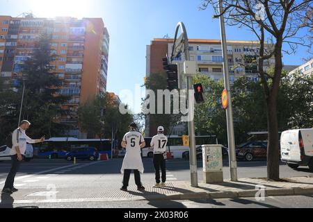 Madrid, Spagna. 9 aprile 2024. Tifosi del Real Madrid durante la partita di UEFA Champions League al Santiago Bernabau di Madrid. Il credito per immagini dovrebbe essere: Paul Terry/Sportimage Credit: Sportimage Ltd/Alamy Live News Foto Stock