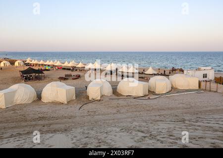 Tende all'accampamento del deserto QIA nel Mare interno nel Golfo Persico al tramonto. Medio Oriente, penisola arabica. Il mare interno è una delle principali mete turistiche. Qatar Foto Stock