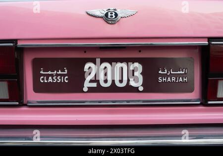 Bentlley Mulsanne (anni '1980) di colore argento e rosa parcheggiato a Dubai, Emirati Arabi Uniti Foto Stock