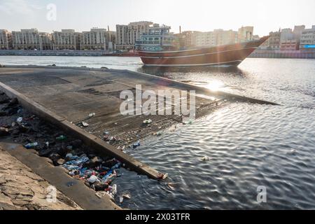 Inquinamento da bottiglie di plastica nel Dubai Creek, Dubai, Emirati Arabi Uniti, Foto Stock