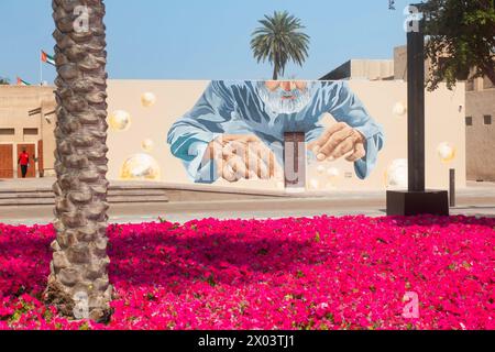 Murale gigante nel quartiere storico di al Shindagha, Dubai, Emirati Arabi Uniti. Foto Stock