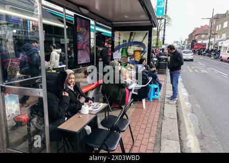 Londra, Regno Unito. 9 aprile 2024. Green Street nell'East London vede la comunità islamica unirsi in preparazione alla celebrazione di Eid al Fitr, che segna la chiusura del Ramadan. La gente del posto porta i propri tavoli in strada e allestisce bancarelle che decorano le mani con mehndi (henné), vendendo torte e dolci fatti in casa e altri oggetti culturali. © Simon King/ Alamy Live News Foto Stock