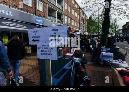 Londra, Regno Unito. 9 aprile 2024. Green Street nell'East London vede la comunità islamica unirsi in preparazione alla celebrazione di Eid al Fitr, che segna la chiusura del Ramadan. La gente del posto porta i propri tavoli in strada e allestisce bancarelle che decorano le mani con mehndi (henné), vendendo torte e dolci fatti in casa e altri oggetti culturali. © Simon King/ Alamy Live News Foto Stock