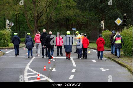 Bielefeld, Germania. 09 aprile 2024. I ciclisti visitano un'area di allenamento sul traffico. La polizia di Bielefeld offre corsi di formazione per pedelec insieme all'ADFC e al centro di educazione per adulti. Il corso è rivolto agli anziani di età pari o superiore ai 60 anni. Oltre a sensibilizzare in merito a situazioni di traffico poco chiare e pericolose, l'obiettivo è quello di addestrare la guida sicura e l'uso sicuro del proprio pedelec. Credito: Friso Gentsch/dpa/Alamy Live News Foto Stock