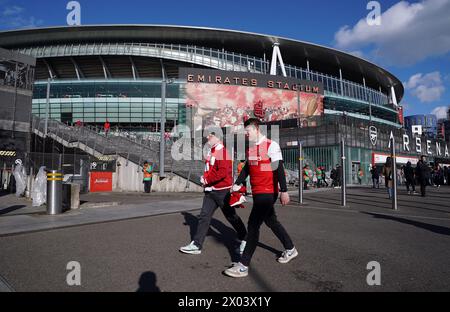 Tifosi dell'Arsenal fuori terra davanti ai quarti di finale di UEFA Champions League, partita di andata tra Arsenal e Bayern Monaco all'Emirates Stadium di Londra. Data foto: Martedì 9 aprile 2024. Foto Stock