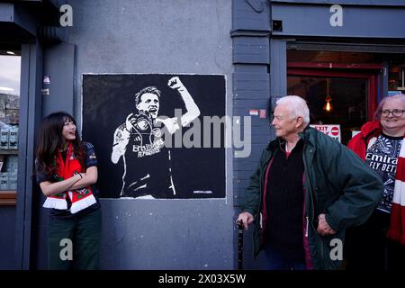 Tifosi dell'Arsenal con illustrazioni di Martin Odegaard dell'Arsenal vicino al terreno davanti ai quarti di finale della UEFA Champions League, partita di andata e ritorno tra l'Arsenal e il Bayern Monaco all'Emirates Stadium di Londra. Data foto: Martedì 9 aprile 2024. Foto Stock
