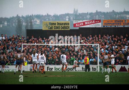 Mansfield Town contro Wolverhampton Wanderers fa CUP 7/1/95 2-3, i tifosi dei Wolves guardano con orrore il Mansfield che prende il comando. Foto Stock