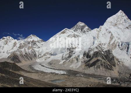 Mount Everest e campo base dell'Everest visti da Kala Patthar, Nepal. Foto Stock