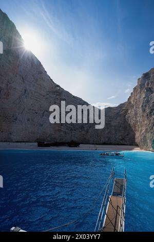 Vista panoramica della famosa spiaggia dei naufragi di Navagio sull'isola di Zante, in Grecia, con persone che si godono il mare di colore azzurro Foto Stock